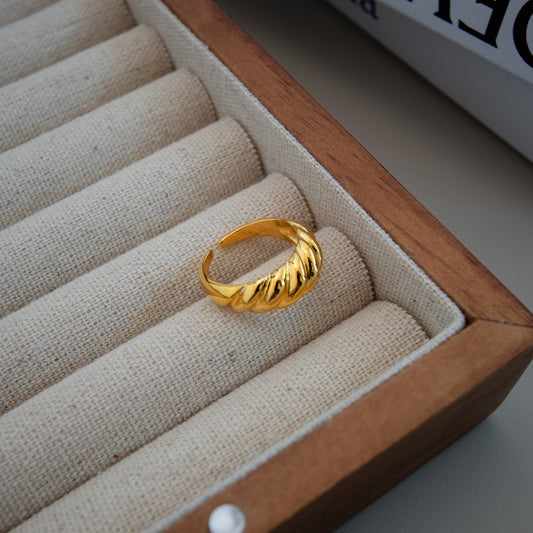 Croissant Bold Dome Ring in Gold